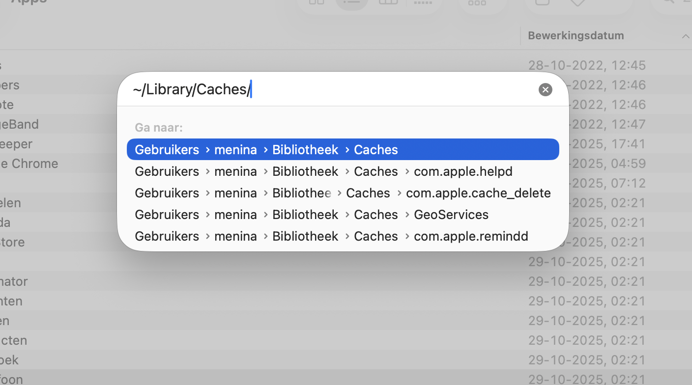 Finder op de Mac toont het tekstveld ‘Ga naar map’. Voer de locatie van de cachemap in en druk op Enter.