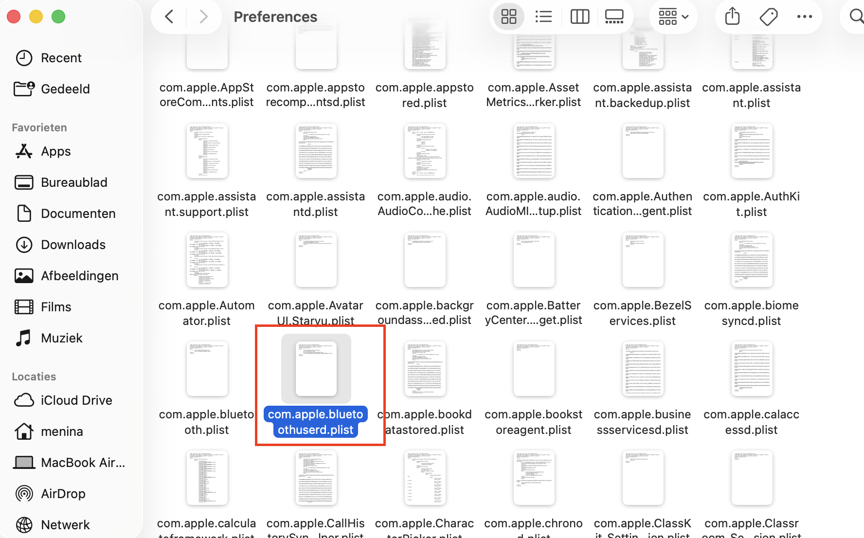 De volgende stap bij het verwijderen van .plist-bestanden om Bluetooth-problemen op een Mac op te lossen, is het vinden van de juiste bestanden. Zoek het bestand `com.apple.Bluetooth.plist` en verwijder het. Soms zijn er ook bestanden met de naam `com.apple.Bluetooth` gevolgd door een combinatie van letters en cijfers; verwijder deze bestanden ook en herstart je Mac.