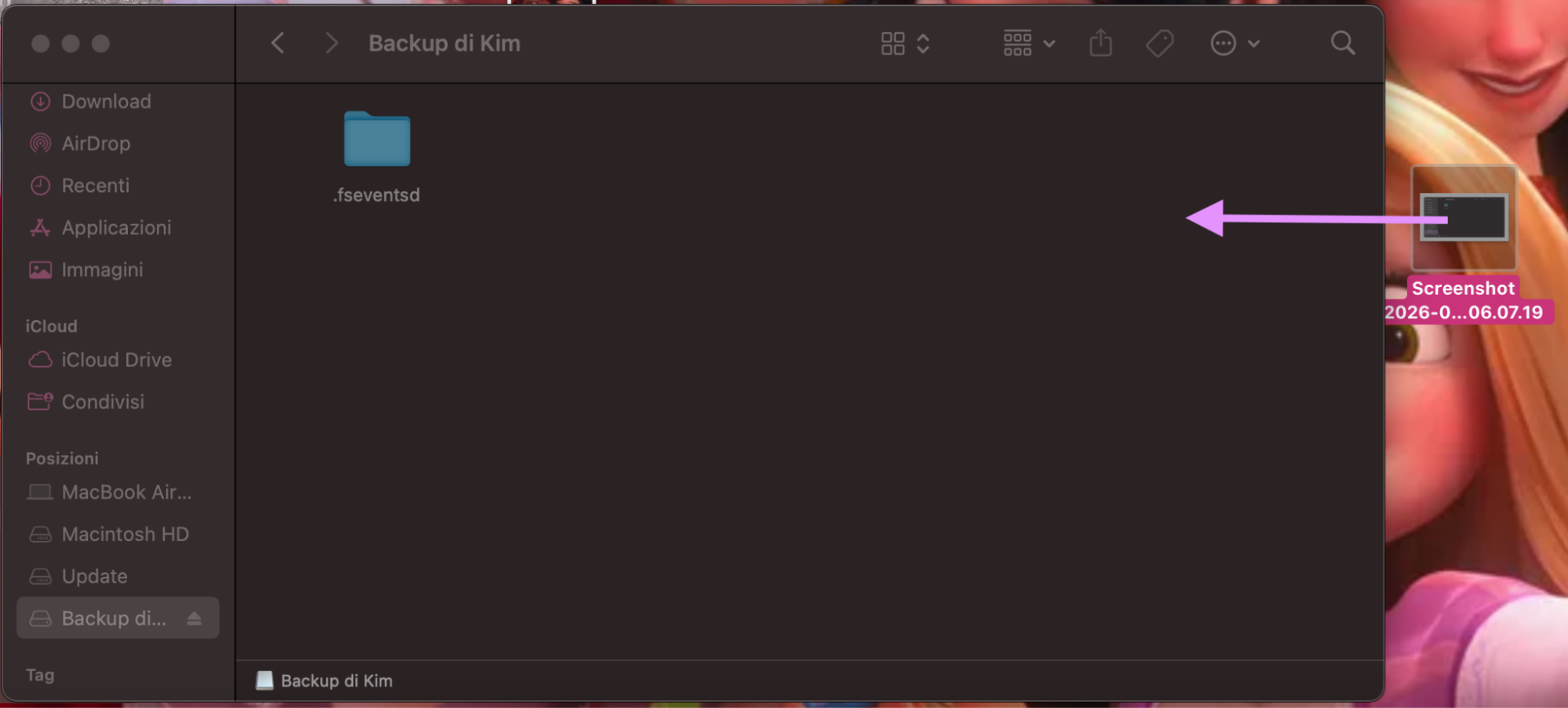 Finder su Mac mostra un’unità esterna. Trascina i file che vuoi trasferire nella finestra di Finder per copiarli sull’unità e trasferirli dal Mac precedente al nuovo Mac.