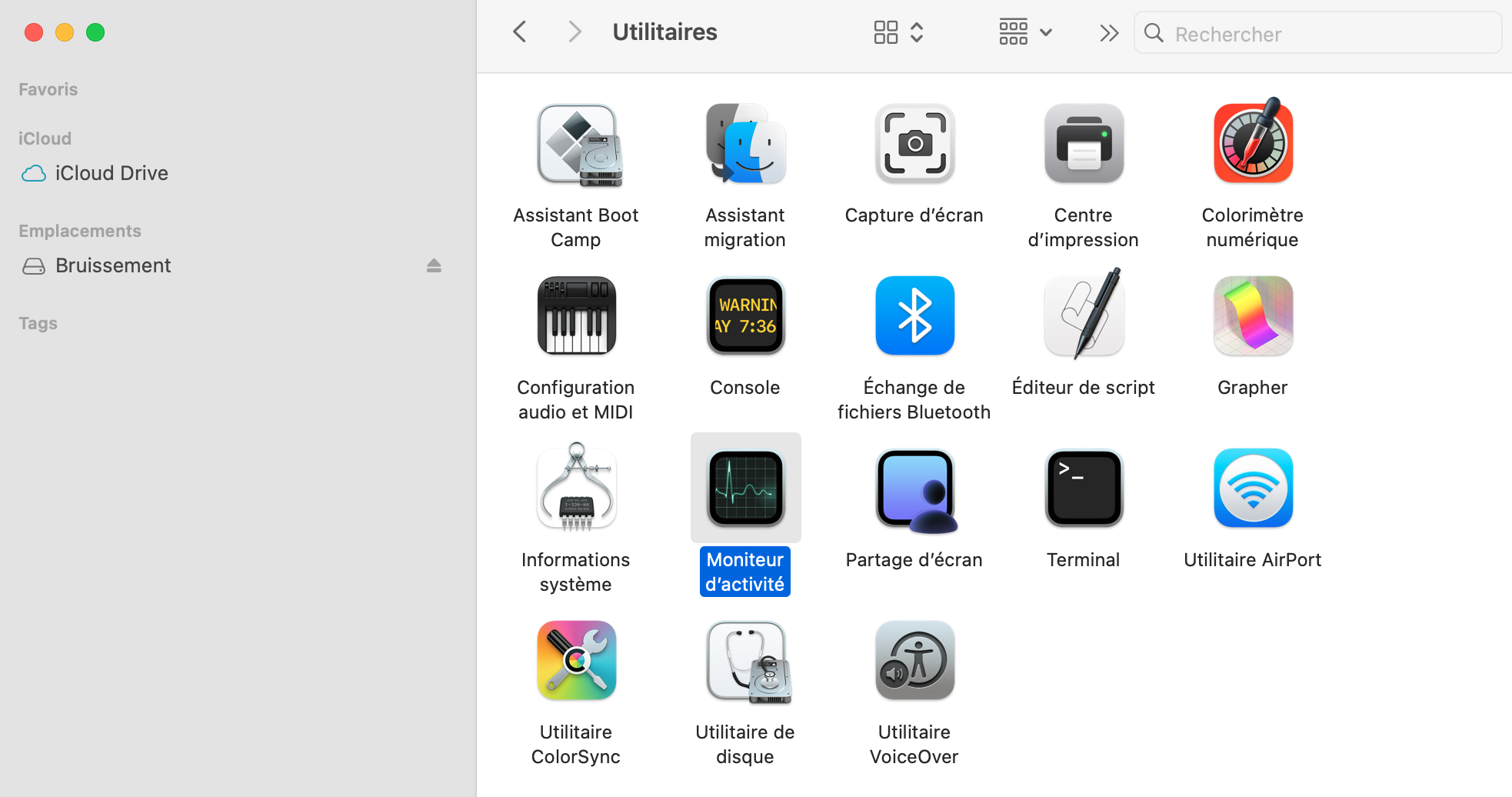 Pour chercher la présence de virus sur votre Mac, il est recommandé d’utiliser le Moniteur d’activité. Cela peut vous aider à repérer toute opération ou application utilisant un large pourcentage de la capacité du processeur. Pour accéder au Moniteur d’activité sur votre appareil, allez dans Finder > Applications > Utilitaires, où vous le trouverez.