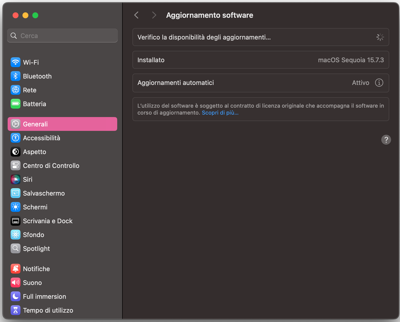 Aggiornamento Software su Mac che controlla la disponibilità di nuovi aggiornamenti, parte delle istruzioni per risolvere il problema dello schermo del MacBook che fa glitch.