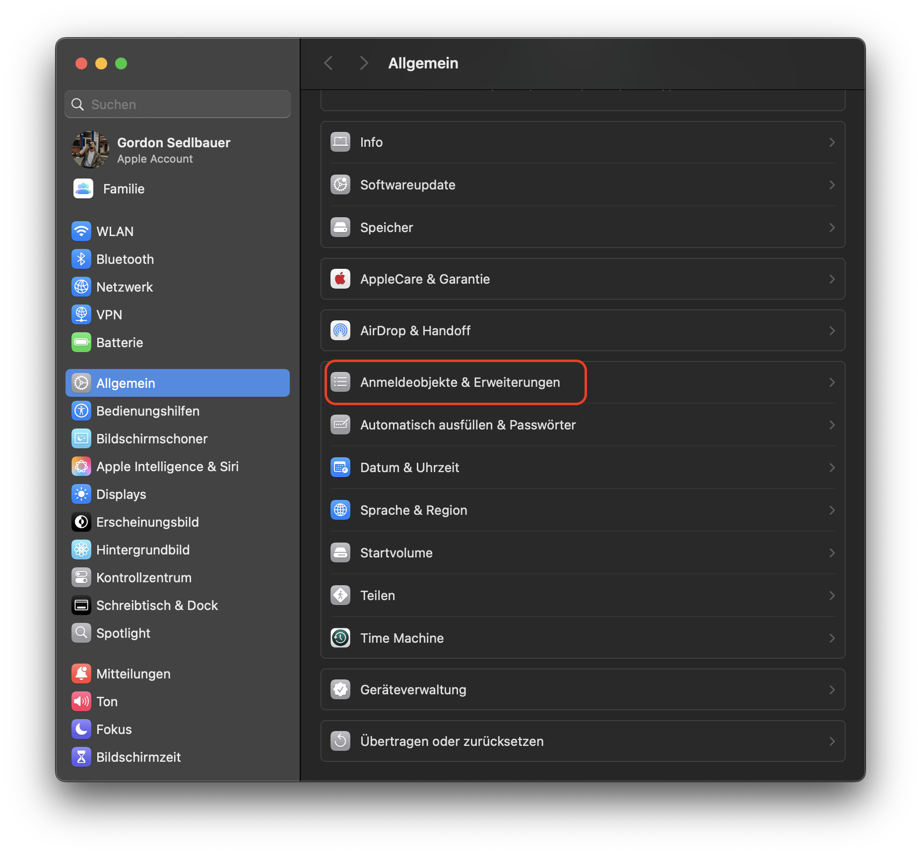 Überprüfen Sie Ihre Anmeldeobjekte auf Hinweise zu Apps, die möglicherweise Ihren Bildschirm beobachten, nachdem Sie Ihren Mac eingeschaltet haben. Gehen Sie dazu zum Apple-Menü > Systemeinstellungen und wählen Sie Allgemein > Anmeldeobjekte.