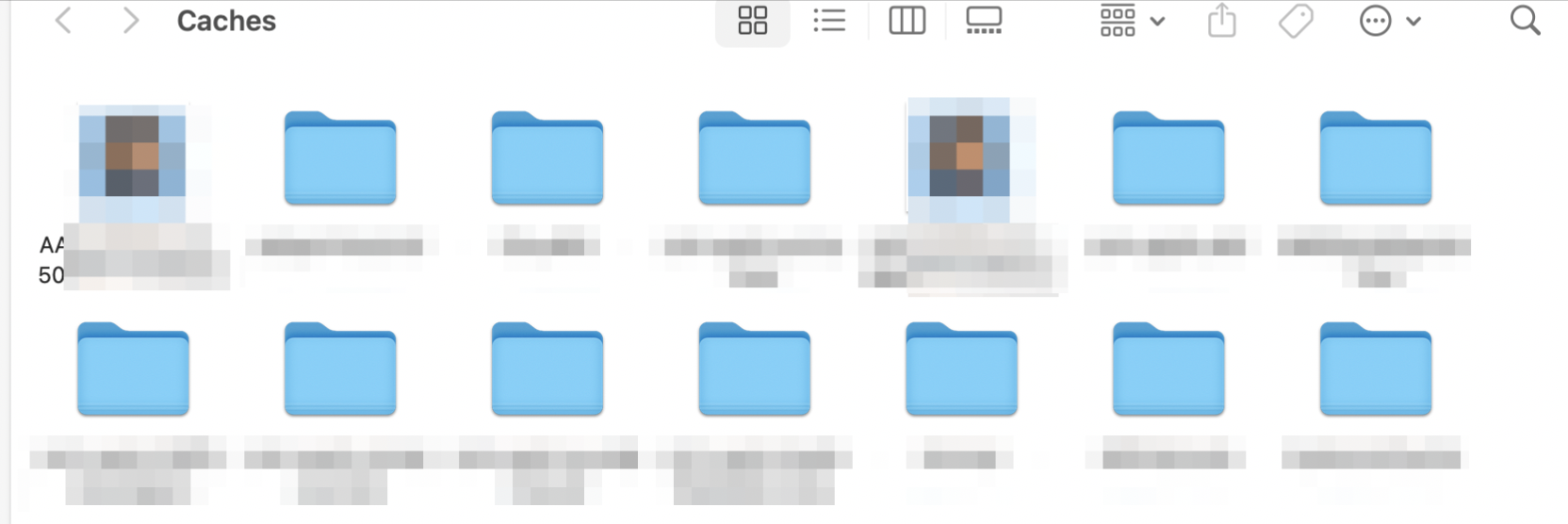 Una vez dentro de la carpeta de cachés en Mac Monterey, puedes marcar lo que quieres eliminar. Puedes pulsar Command + A en tu teclado o arrastrar y soltar todo en la Papelera.