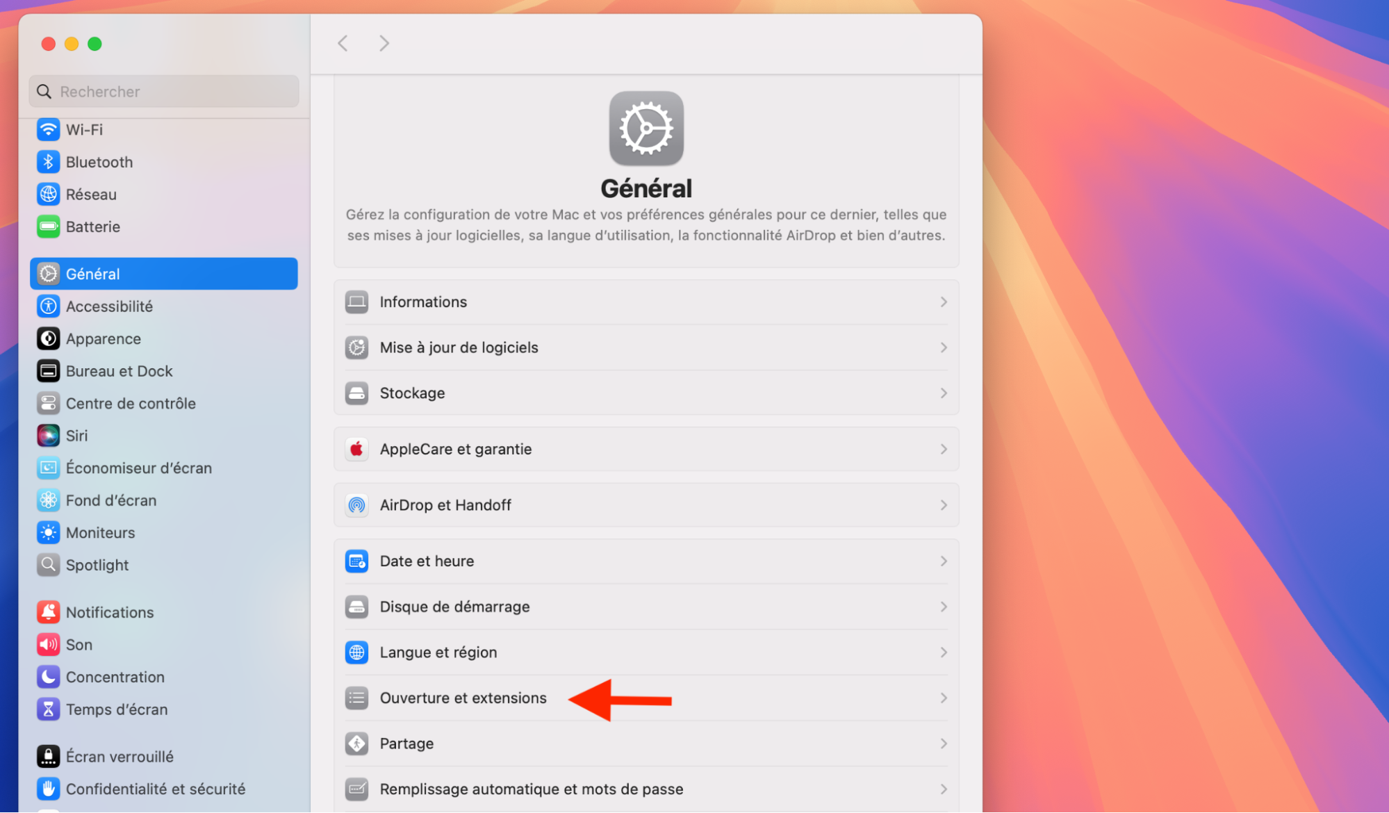 Pour accélérer le démarrage de votre Mac, vous devriez peut-être commencer par modifier le nombre d’éléments d’ouverture que vous avez configuré. Pour ce faire, ouvrez les Réglages système et cliquez sur Général > Éléments d’ouverture.