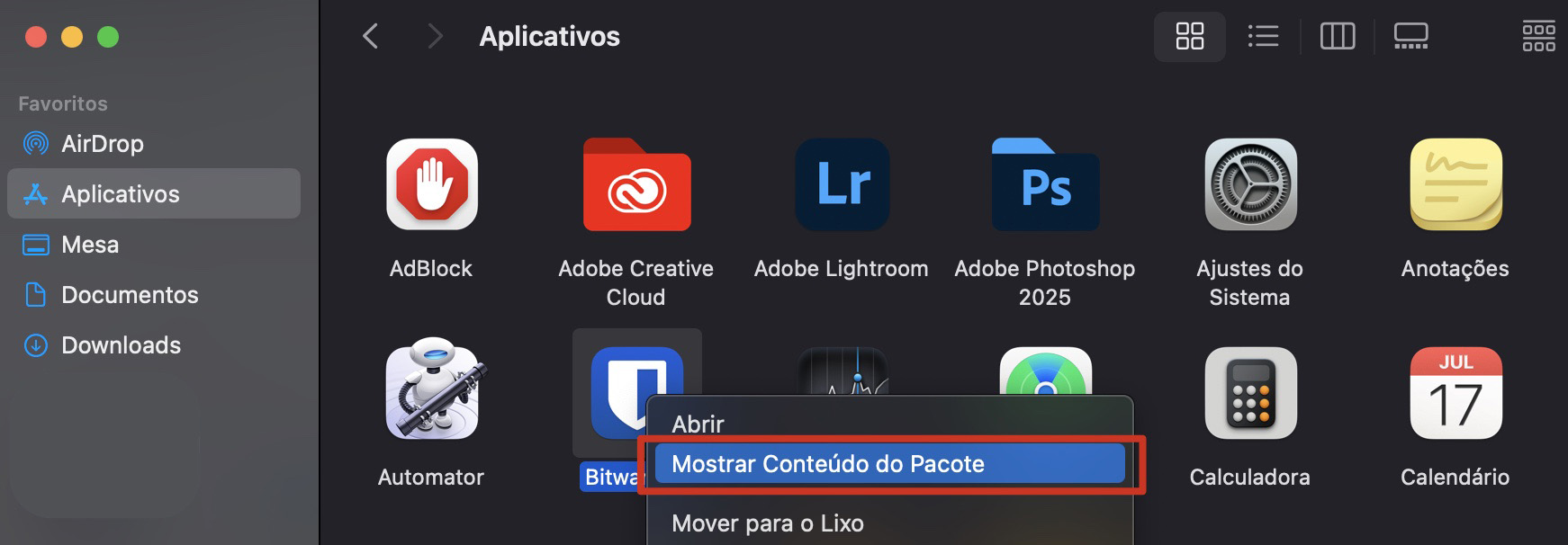 Um menu contextual dentro da pasta Aplicativos no Mac após clicar com o botão direito em um ícone de aplicativo. Você pode remover arquivos de idioma não utilizados na pasta Resources depois de selecionar Mostrar Conteúdo do Pacote.