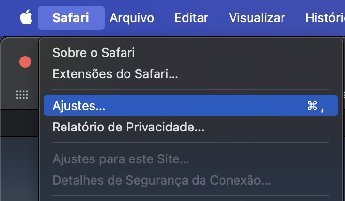 O menu Safari no Mac. Clique em Ajustes para abrir os Ajustes do Safari onde você pode verificar as configurações da página inicial e do mecanismo de busca.