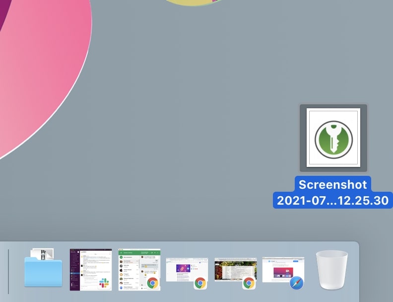 Het bestand, in dit geval een schermafbeelding, wordt naar de Prullenmand verplaatst terwijl de gebruiker erop Control-klikt.