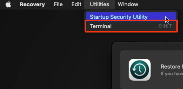 O menu Utilitários dentro do modo de Recuperação no Mac. Selecione Terminal para abri-lo e, em seguida, digite o comando csrutil disable para desativar a Proteção de Integridade do Sistema (SIP).