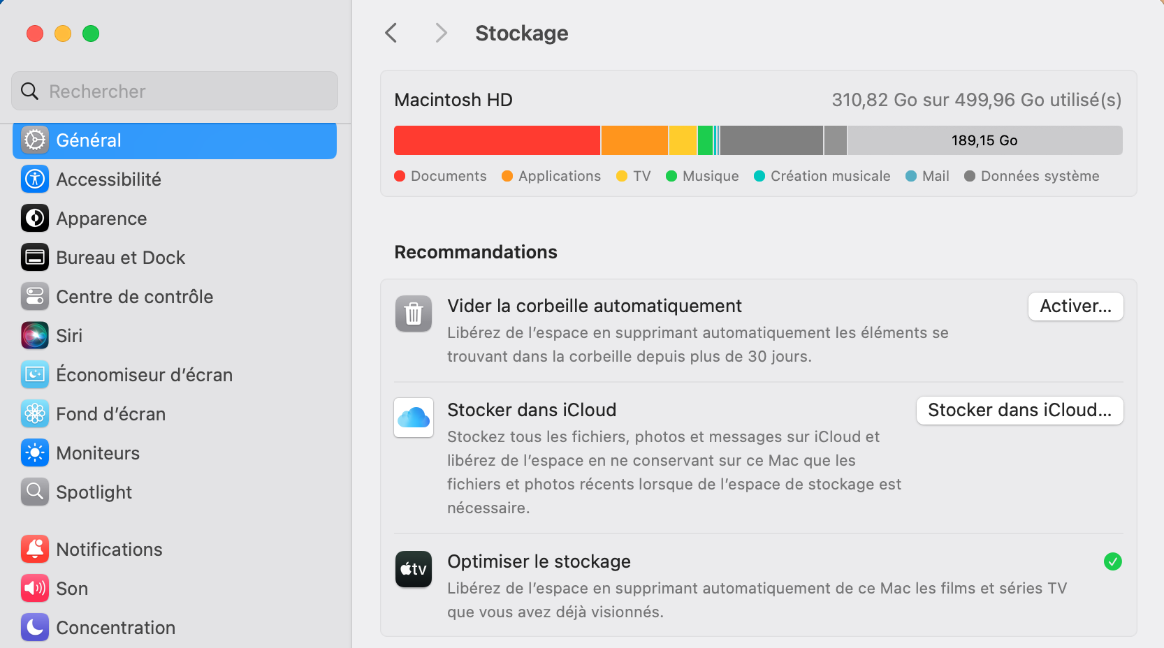Vous pouvez recourir à l’option Optimiser le stockage pour supprimer des vidéos de votre Mac. Cliquez sur le menu Pomme et rendez-vous dans Recommandations, puis cliquez sur Optimiser dans la section Optimiser le stockage.