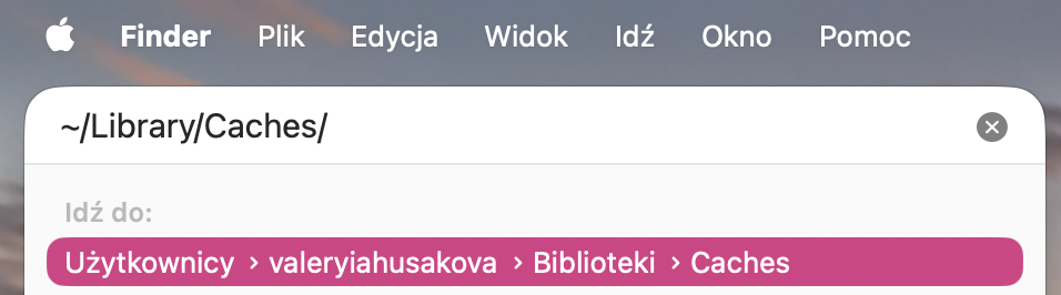Wpisz ~/Library/Caches/ w Finderze, aby wyświetlić pamięć podręczną na Macu. Następnie możesz wejść i usunąć te pliki pamięci podręcznej, które uznasz za niepotrzebne na swoim urządzeniu.