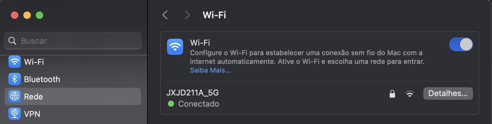 Agora você verá os detalhes da conexão de internet do seu Mac, incluindo as configurações atuais de DNS. Clique no botão ‘Detalhes’ para alterar essas configurações.