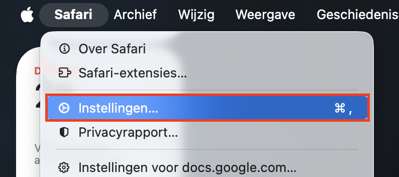 Het Safari-menu op Mac toont de optie Instellingen. Klik op Instellingen om het te openen en je browser terug te zetten naar standaardinstellingen.