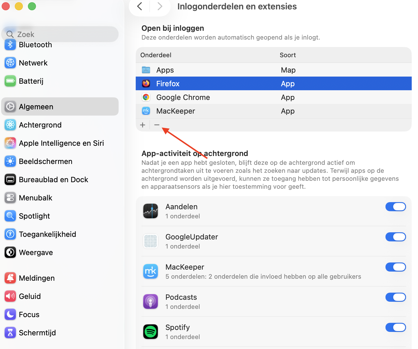 Systeeminstellingen op de Mac toont het menu  Log-initems. Selecteer een app die je niet automatisch hoeft te starten en klik op de knop  om deze uit te schakelen.
