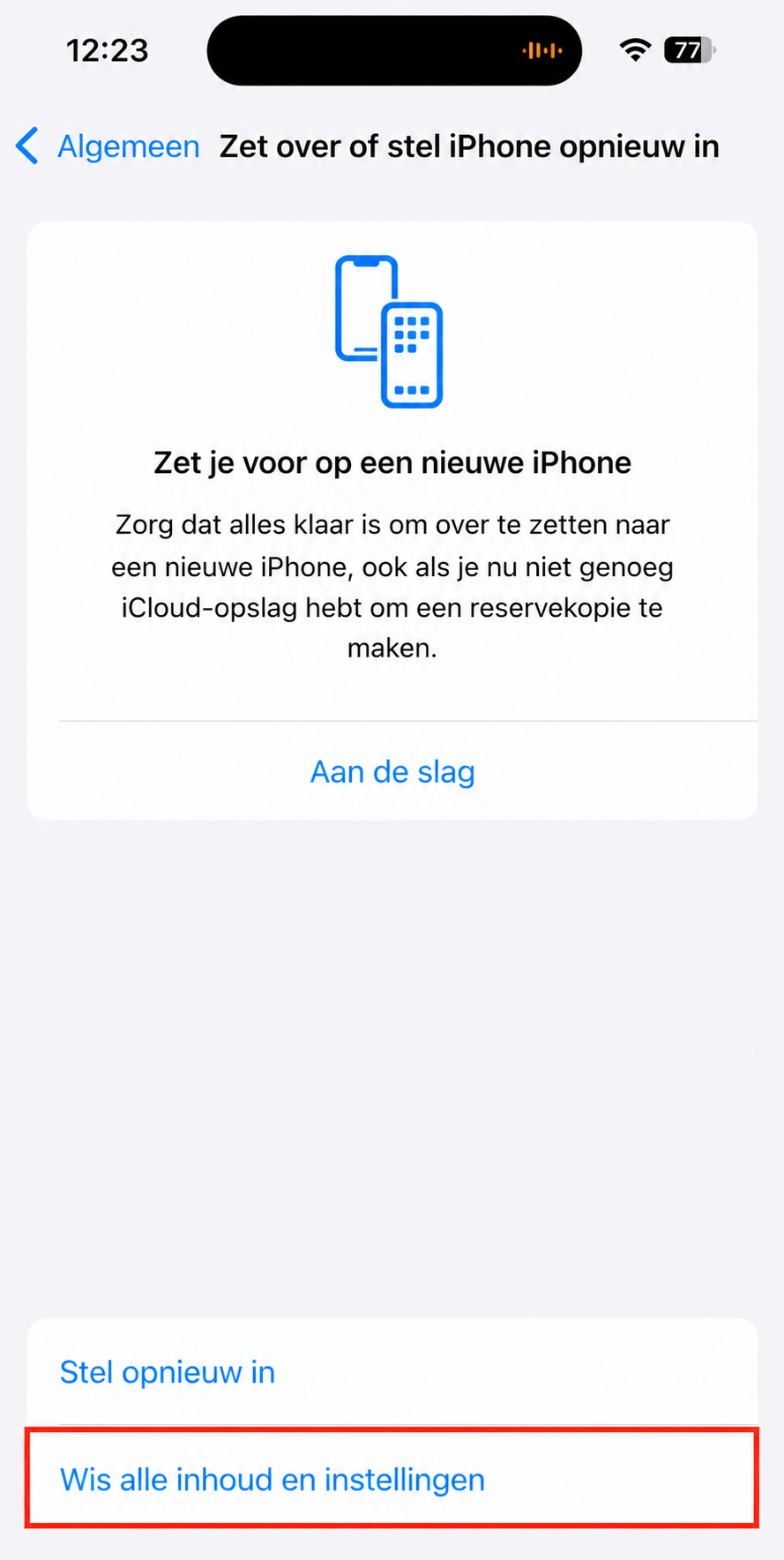 Het menu Zet over of stel opnieuw in op iPhone. Tik op Wis alle inhoud en instellingen en volg de stappen op het scherm om je apparaat terug te zetten naar fabrieksinstellingen.