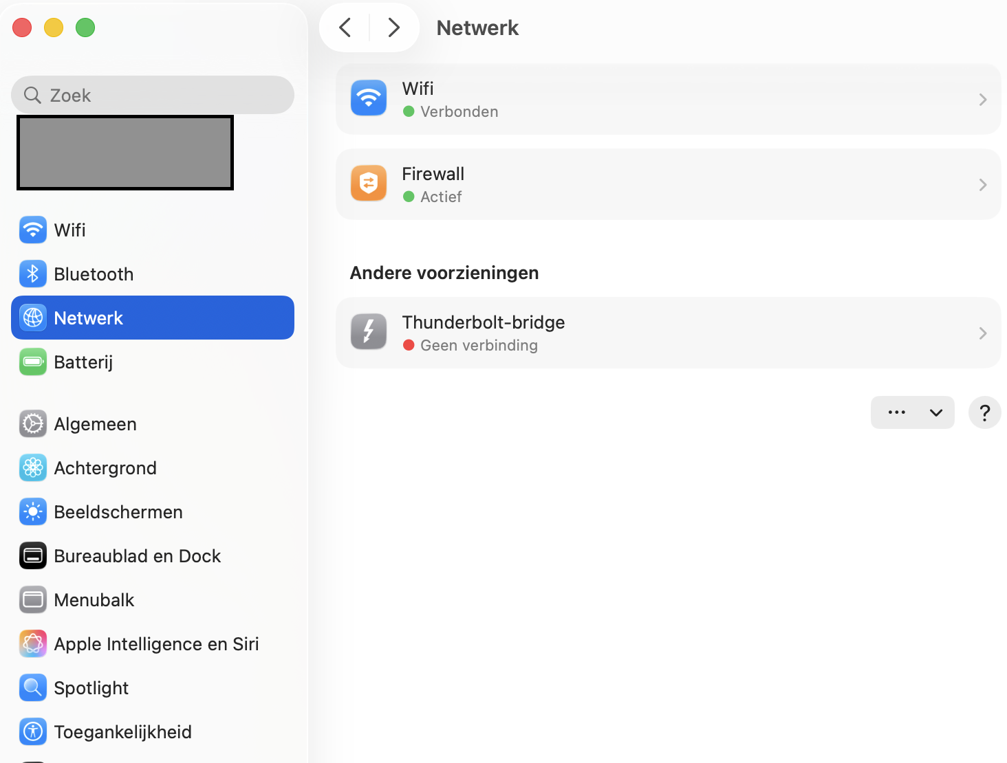 De DNS-instellingen van je Mac kunnen Safari vertragen. Ga naar Systeeminstellingen, kies Netwerk en selecteer vervolgens Ethernet of Wi-Fi.