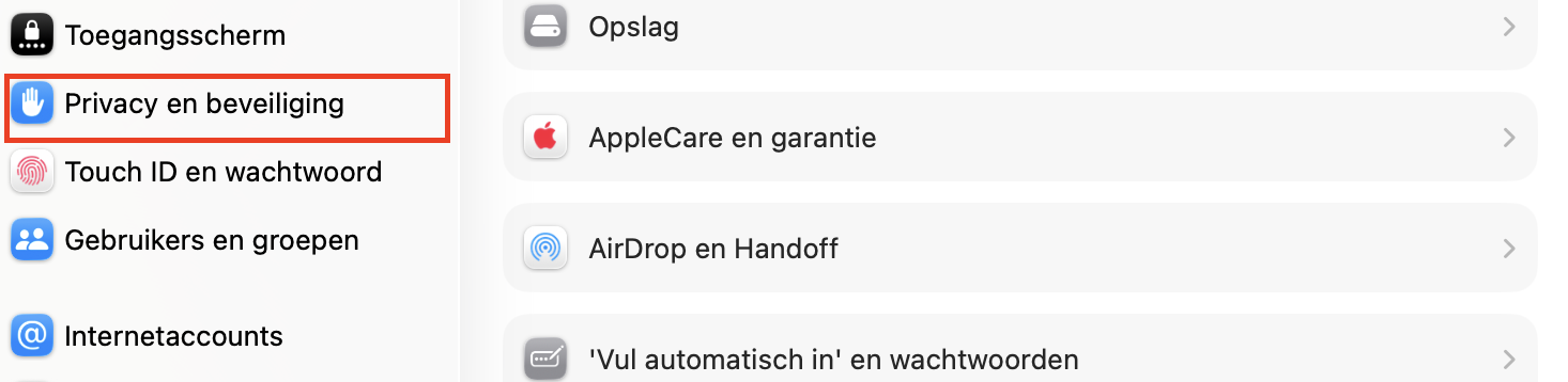 Systeeminstellingen op Mac met alle menu's weergegeven in de zijbalk. Klik op Privacy en beveiliging om het menu Profielen te openen.