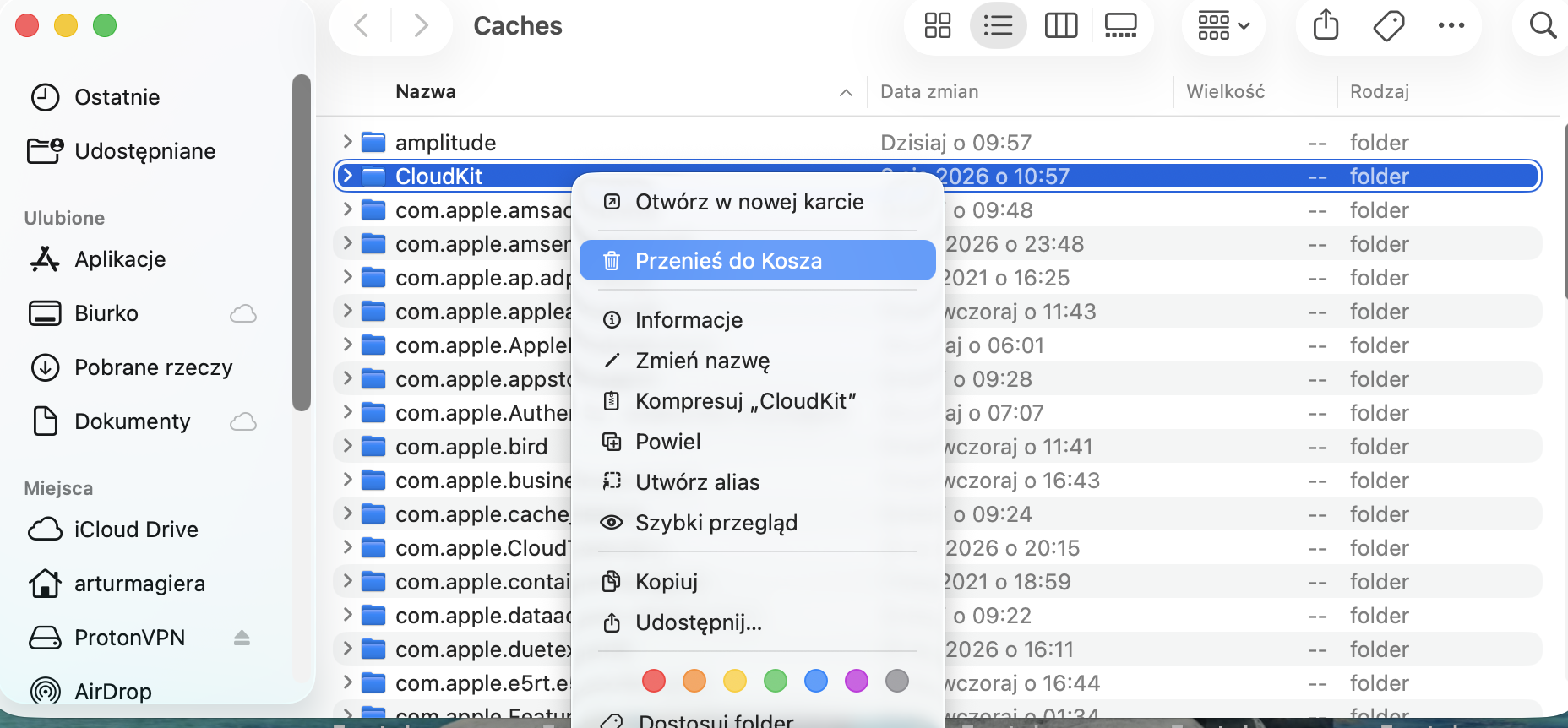 Ostatni krok czyszczenia pamięci podręcznej aplikacji na MacBooku polega na znalezieniu plików zawierających nazwę danej aplikacji, przeciągnięciu ich do kosza i opróżnieniu go.