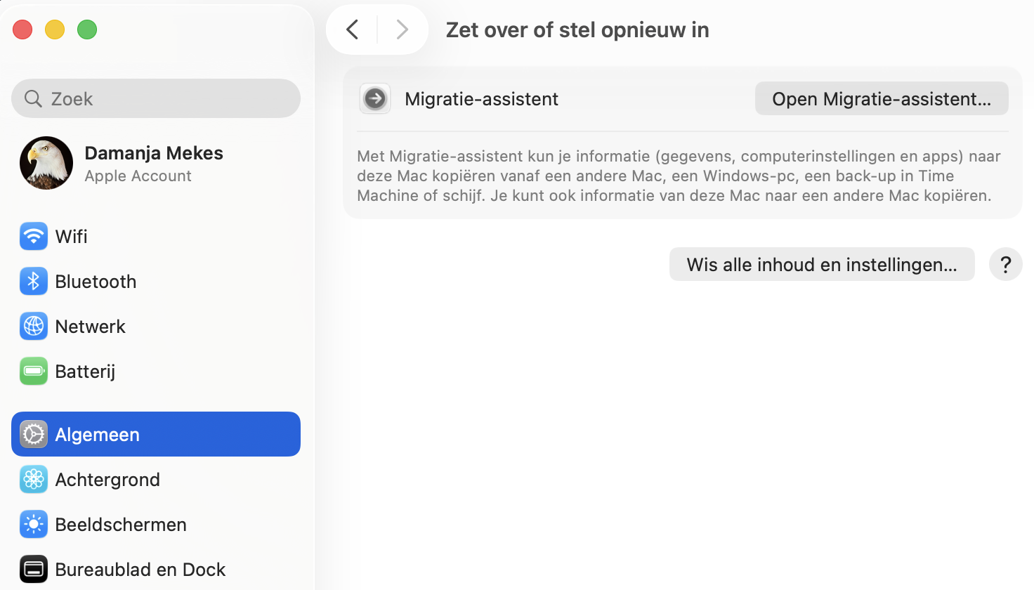 Kies in de Systeeminstellingen voor ‘Wis alle inhoud en instellingen’. Volg vervolgens de instructies op het scherm om dit proces succesvol af te ronden.