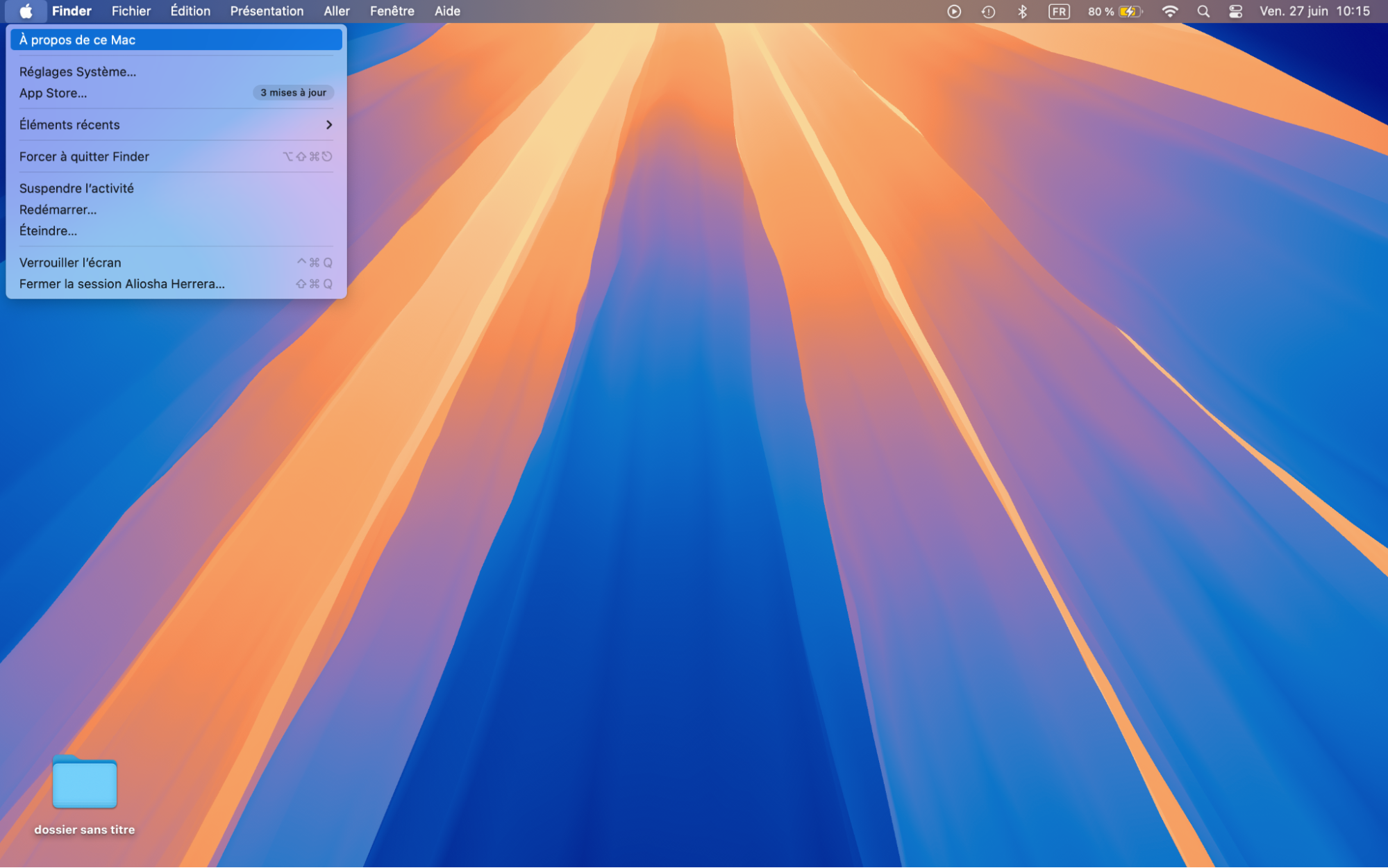 Vous pouvez rétablir vos icônes de bureau manquantes en mettant à jour macOS. Voici comment procéder : cliquez sur le menu Apple dans le coin supérieur gauche de votre Mac, puis sur À propos de ce Mac.
