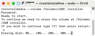 Geben Sie Ihr Passwort ein und drücken Sie die Eingabetaste. Warten Sie, während Terminal Ihr USB-Laufwerk formatiert und Ihr bootfähiges Installationsprogramm erstellt.
