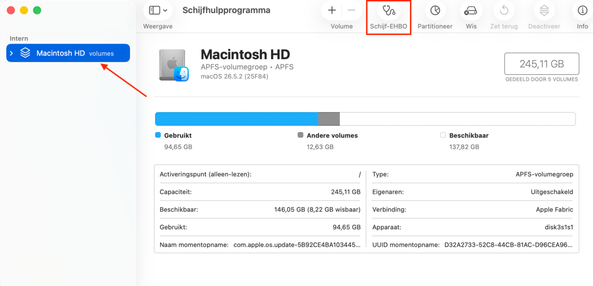 De systeemschijf Macintosh HD geselecteerd in Schijfhulpprogramma. Selecteer de Eerste hulp-tool om de schijfbevoegdheden van de interne schijf van de Mac te herstellen.