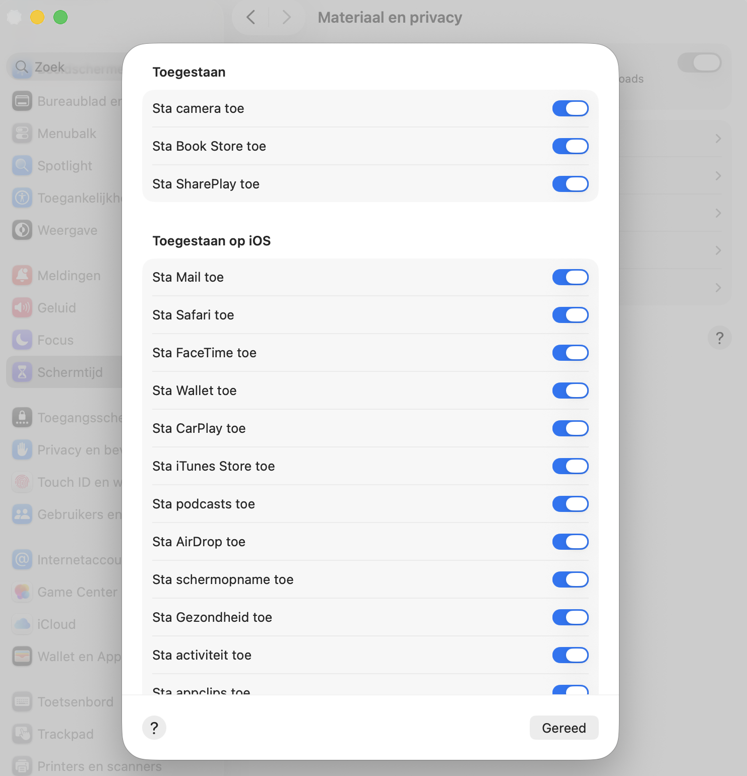 Na het inschakelen van Schermtijd klik je op het tabblad Content- en privacybeperkingen. Zorg ervoor dat deze optie is ingeschakeld, zodat je door de lijst met toegestane apps kunt scrollen. Zoek Safari en vink het uit om de app te blokkeren.