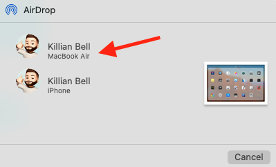 Het AirDrop-venster op Mac met alle beschikbare apparaten. Om gegevens van de ene Mac naar de andere over te zetten met AirDrop, selecteer je je nieuwe Mac om het bestand te verzenden.