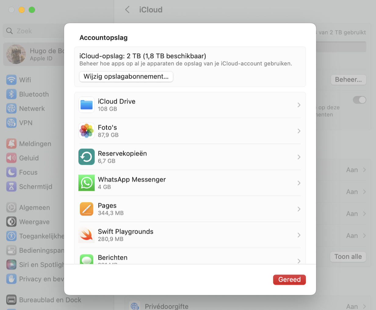 In Systeeminstellingen zie je een optie om te upgraden naar iCloud+. Klik daarop en je krijgt de beschikbare abonnementsopties te zien.
