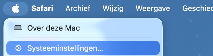 Start het proces van het opschonen van je opslag door naar het Apple-menu te navigeren. Hier zie je een uitklapmenu. Je kunt Systeeminstellingen selecteren om toegang te krijgen tot de algemene instellingen.