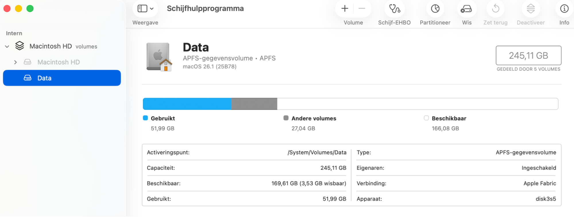 Zoek en selecteer je externe schijf in de lijst in de navigatiekolom. Hier kun je een lijst met informatie zien, zoals welk formaat de schijf gebruikt.