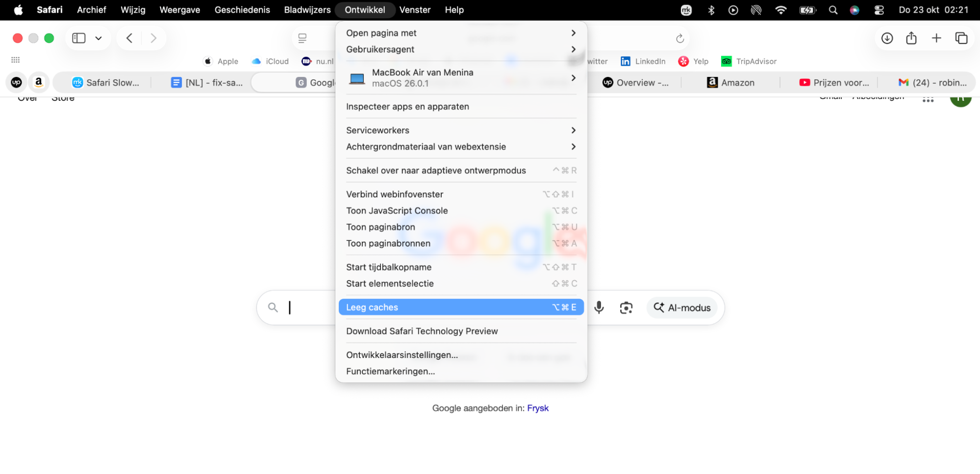 Met de ontwikkelfunctie van Safari ingeschakeld, ga je naar de menubalk en kies je Ontwikkel > Leeg caches. Dit verwijdert alle cachebestanden, wat je browser mogelijk sneller maakt.