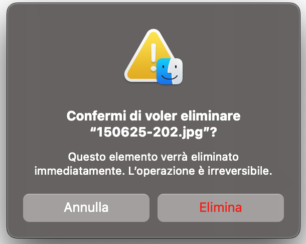 Se vuoi eliminare immediatamente un file sul tuo MacBook, fallo senza passare per il Cestino: tieni premuto Option > scegli File > Elimina adesso > premi Option + Command (⌘) + Elimina per visualizzare questa finestra.