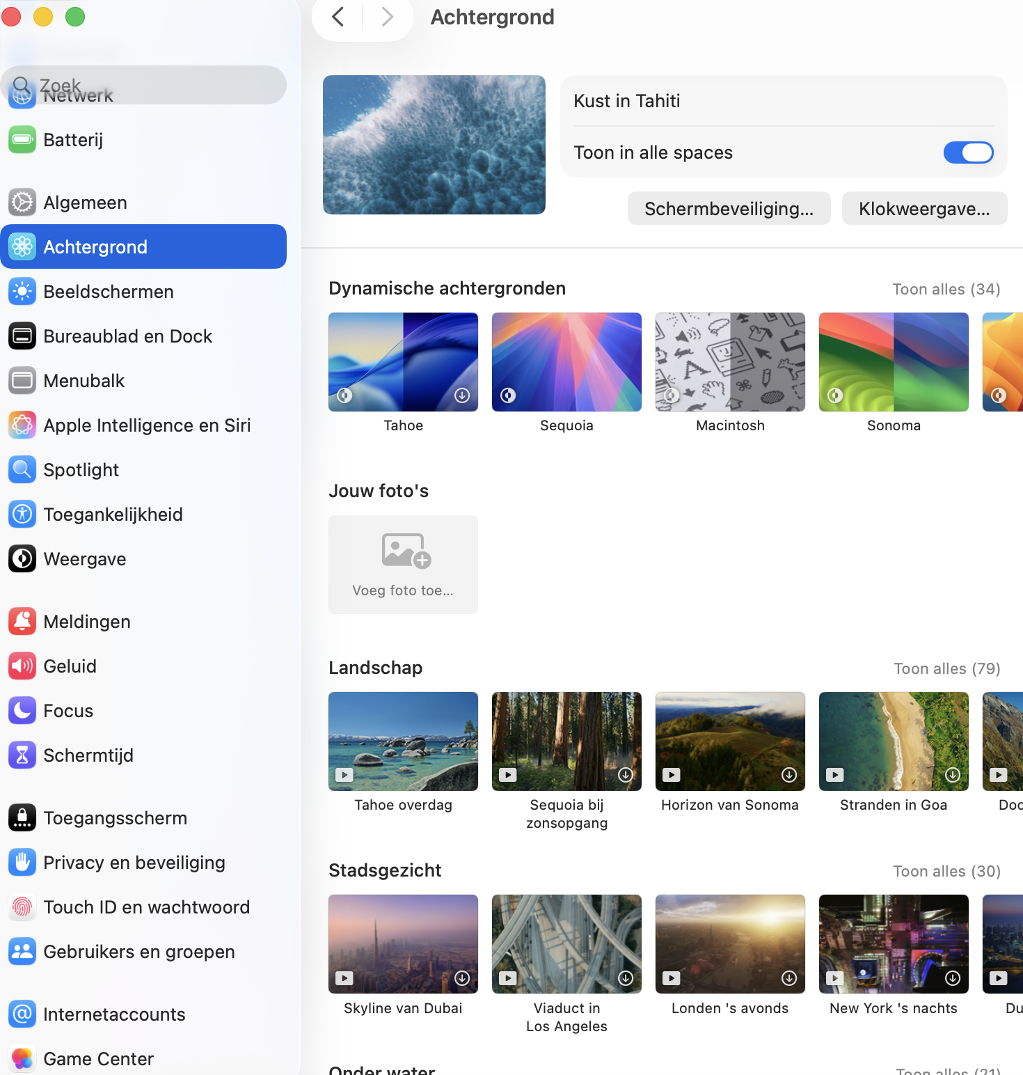 Om schermbeveiligingen te verwijderen die je niet meer wilt of nodig hebt en zo de ‘Overige’ opslag op je Mac te verkleinen, open je Systeeminstellingen en klik je op het tabblad Schermbeveiliging. Bekijk de lijst en verwijder de schermbeveiligingen die je niet meer gebruikt om waardevolle ruimte vrij te maken.