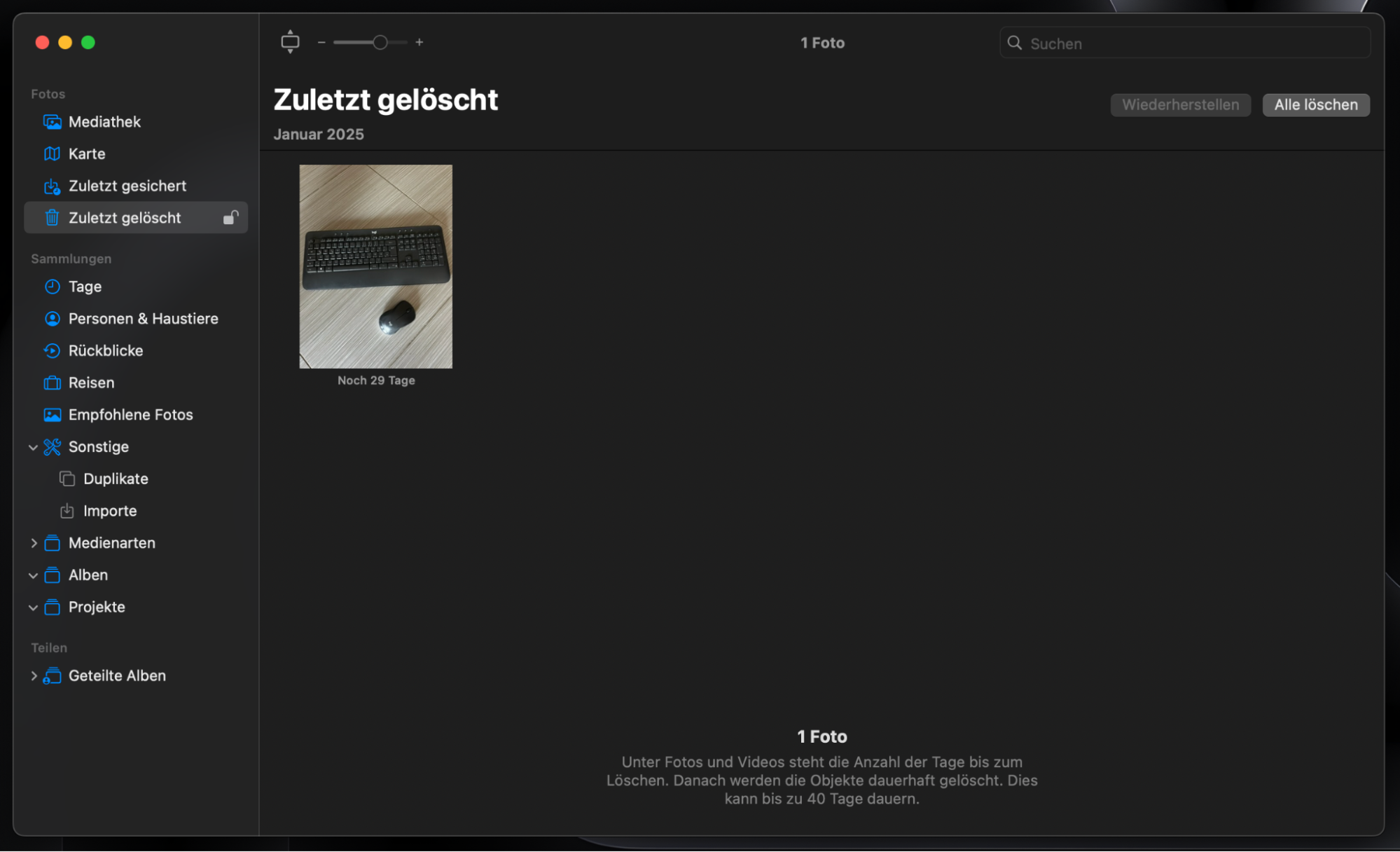 Wenn Sie gelöschte Fotos suchen möchten, öffnen Sie die Fotos-App und klicken Sie im linken Bereich auf Zuletzt gelöscht. Dies ist die letzte Option im Abschnitt Fotos.