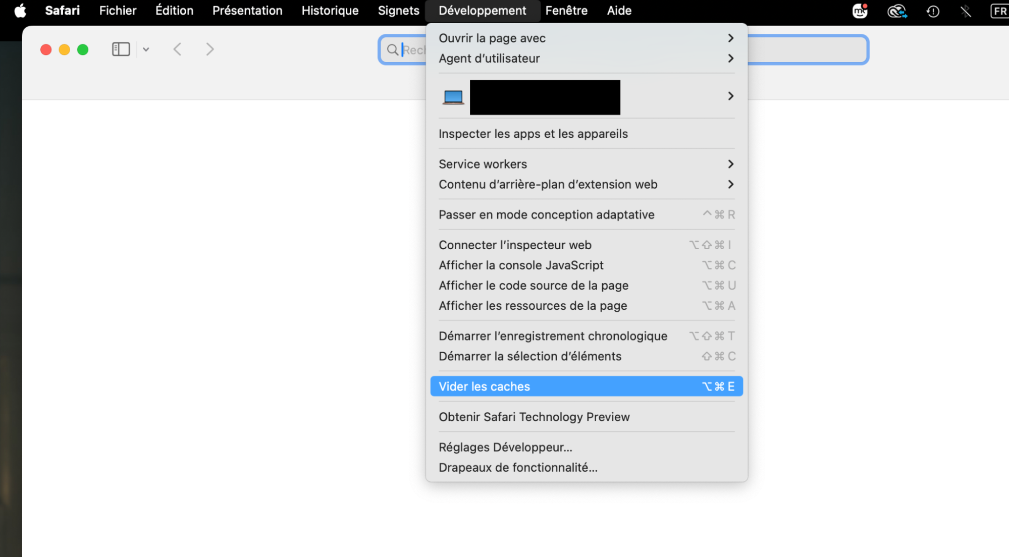 Safari, avec le menu Développement ouvert et le bouton Vider les caches mis en évidence. Comment nettoyer et réinitialiser Safari, guide pour empêcher les fausses alertes McAfee de survenir sur Mac.