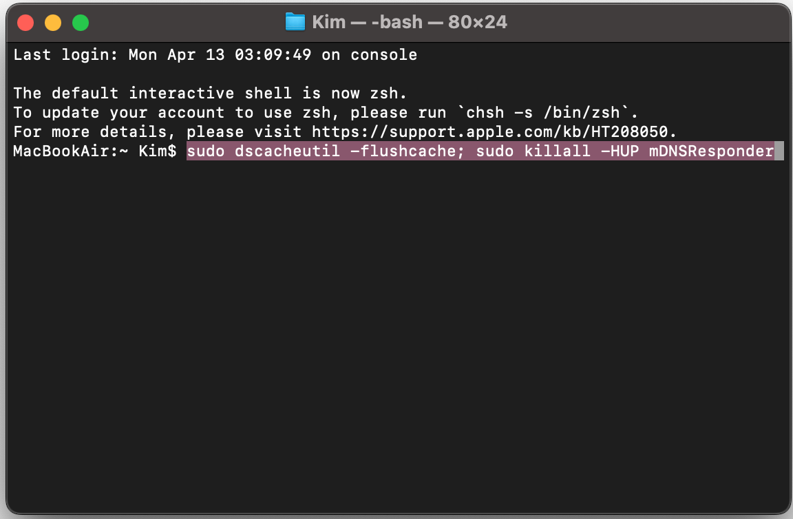 La finestra di Terminale mostra il comando sudo dscacheutil -flushcache; sudo killall -HUP mDNSResponder inserito per eliminare la cache. Premi Invio.