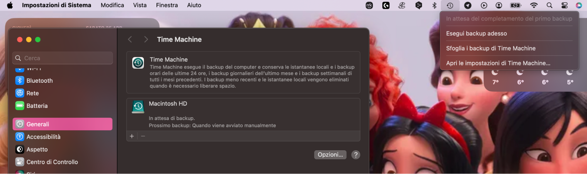 Nelle impostazioni di Time Machine, devi spuntare la casella accanto a Mostra Time Machine nella barra dei menu, cliccare l’icona dell’app nel menu in alto e selezionare l’opzione Entra in Time Machine.