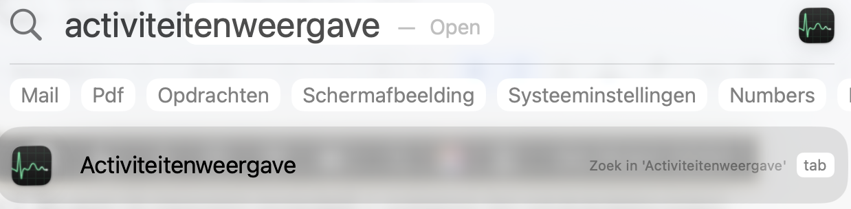 Zoek via Spotlight naar Activiteitenweergave. De app verschijnt meestal als eerste resultaat en je kunt deze openen zodra die zichtbaar is. Hier heb je toegang tot CPU-, energie- en vele andere processen.