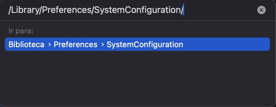 Mantenha pressionadas as teclas Command, Shift e G para abrir a caixa Ir para Pasta. A partir daí, insira o caminho /Library/Preferences/SystemConfiguration/ para poder excluir os arquivos de configuração de rede do seu Mac.
