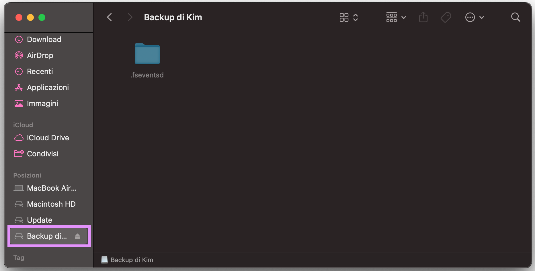 Finder su Mac mostra un’unità esterna nella barra laterale. Seleziona il disco rigido esterno per usarlo e trasferire file dal Mac precedente al nuovo Mac.