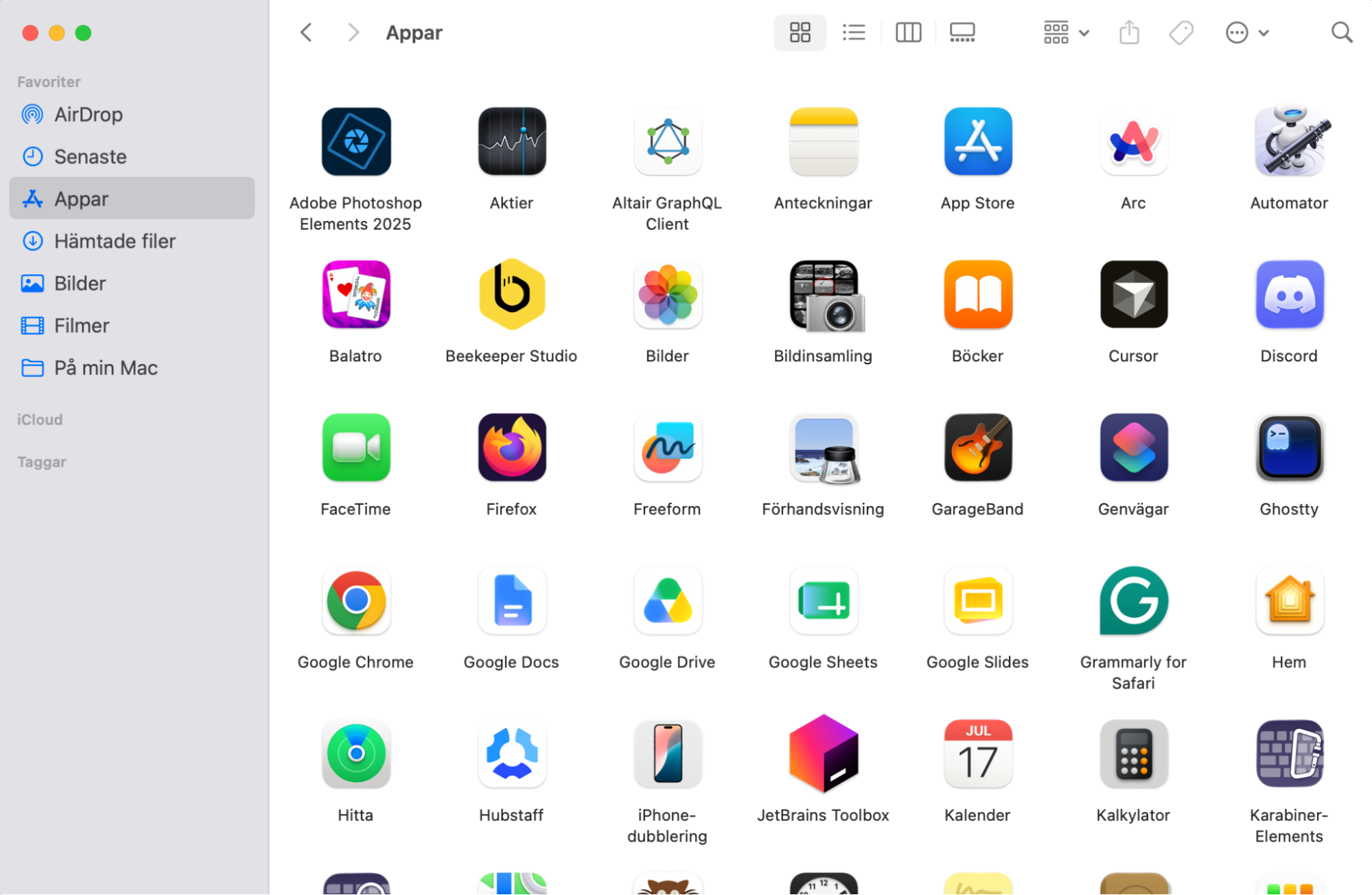 För att skapa lite ordning bland dina appar på Mac, ta bort onödig programvara och behålla endast de appar du använder. Börja med att gå till mappen Appar