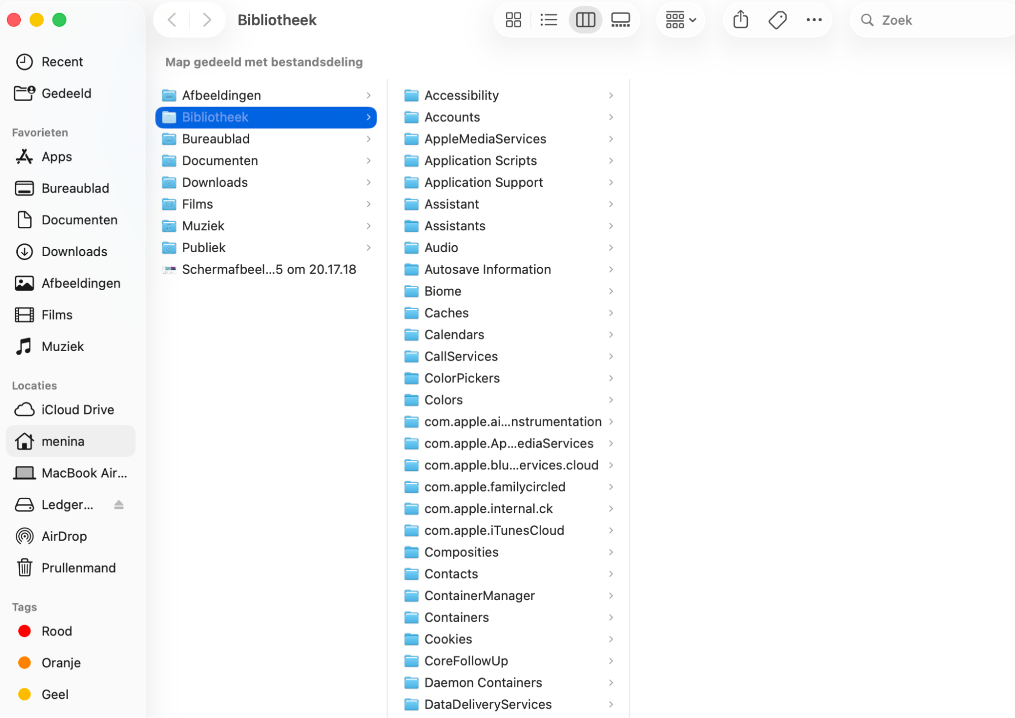 De map Bibliotheek is geopend op een Mac en toont de volledige lijst met appmappen die op de computer beschikbaar zijn. Kies de map die je nodig hebt om restbestanden van een app te verwijderen.