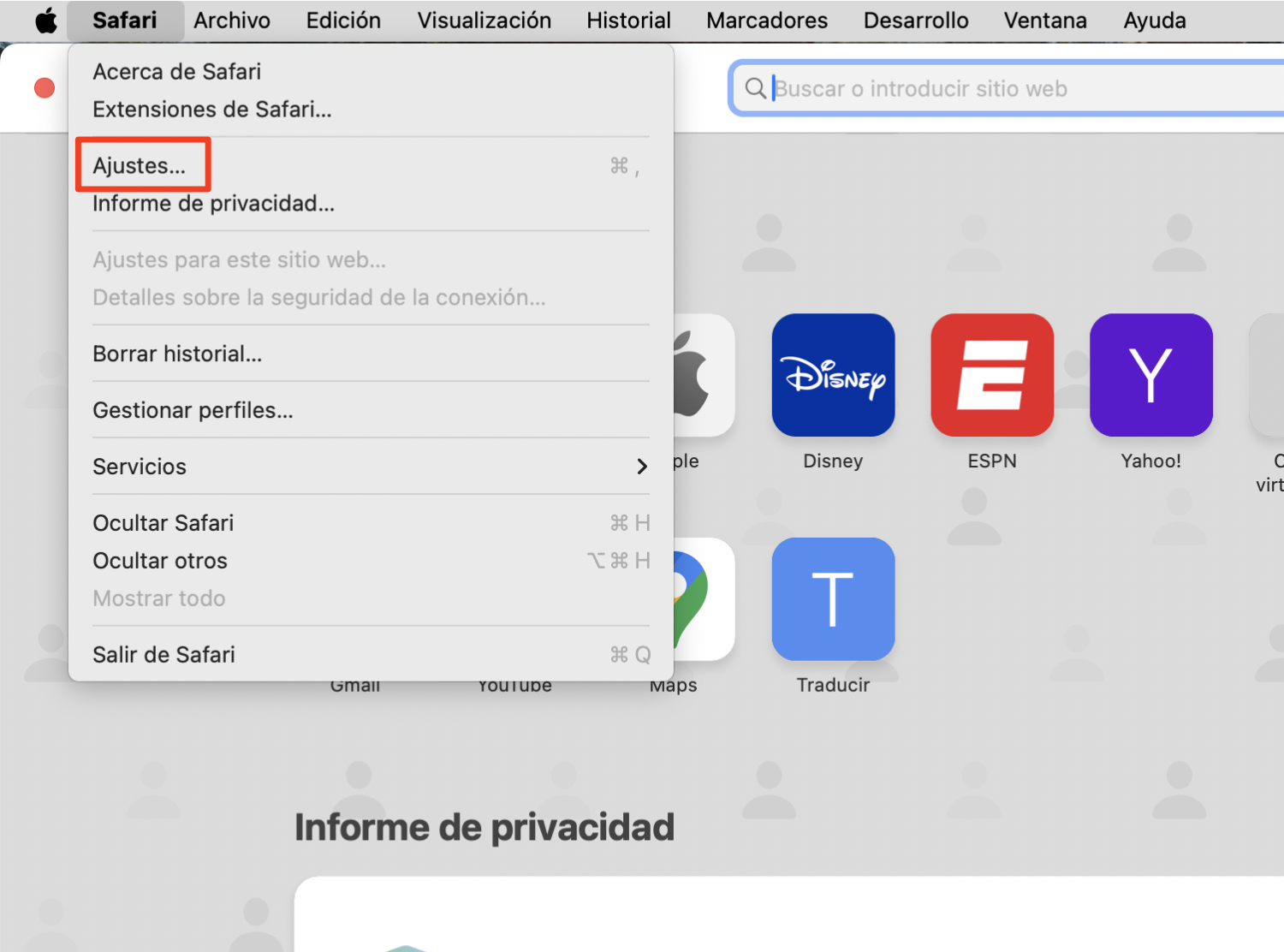 El navegador Safari, con el menú Safari abierto y Ajustes resaltado. Cómo borrar y restablecer Safari, como parte de una guía sobre cómo eliminar las ventanas emergentes falsas de McAfee en Mac.