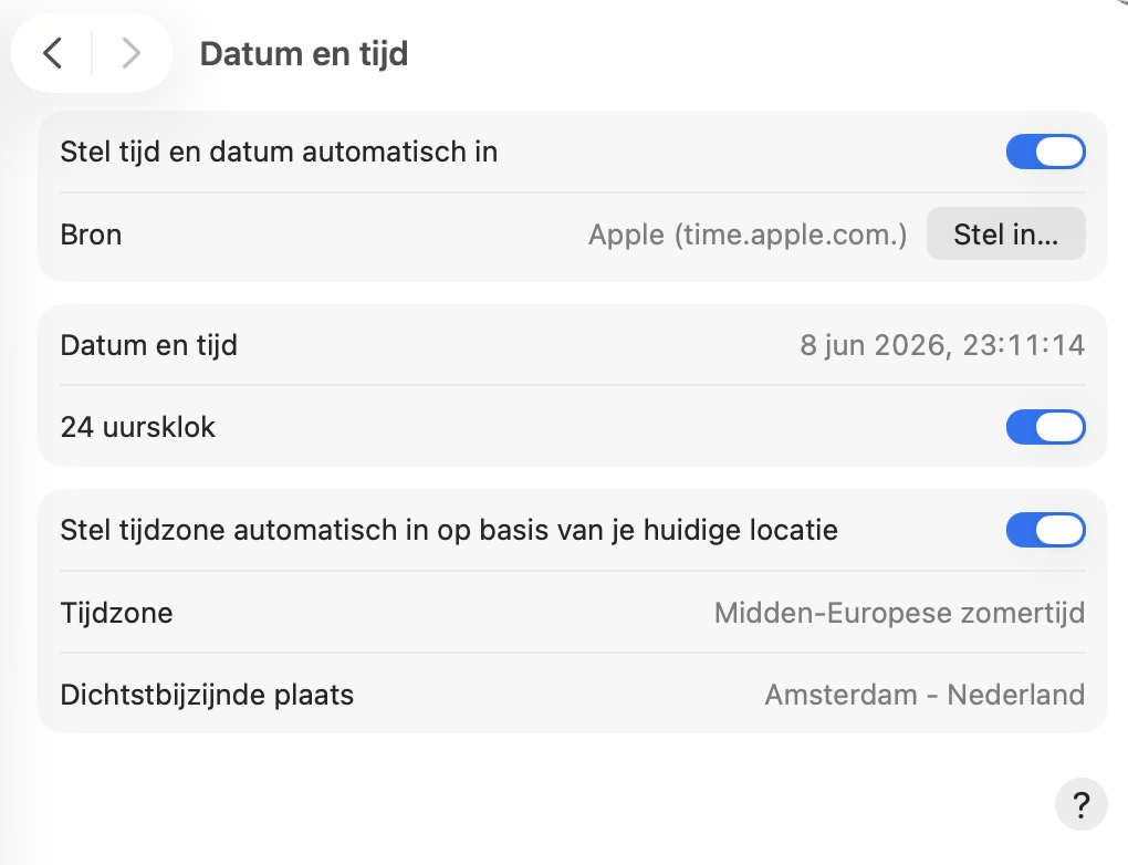 Hier kun je Stel datum en tijd automatisch in inschakelen om datum en tijd automatisch te synchroniseren met internettijdservers. Je kunt datum en tijd indien nodig ook handmatig instellen. Start na het aanpassen van deze instellingen je Mac opnieuw op om de wijzigingen toe te passen.