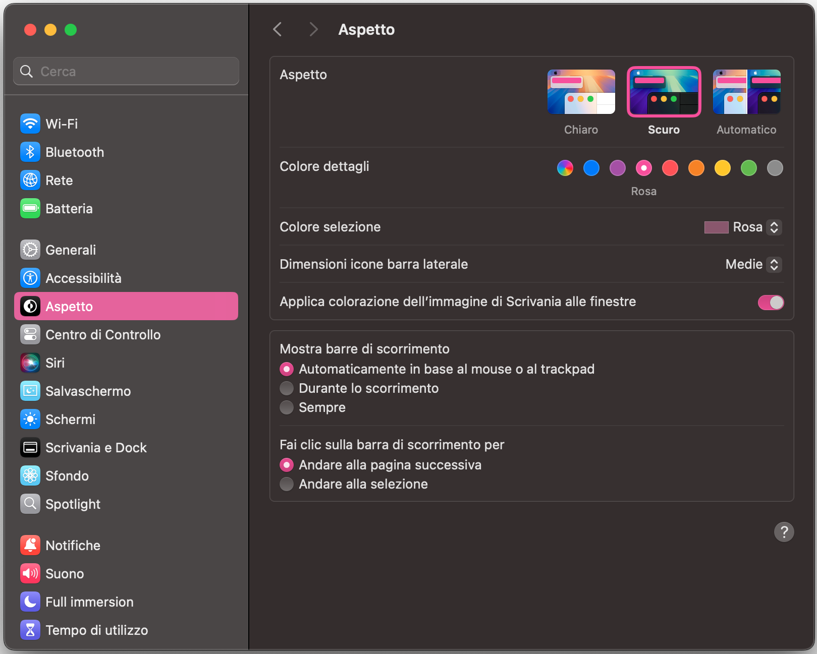 Per modificare la scrivania del tuo nuovo Mac, apri Impostazioni di Sistema e fai clic su Aspetto. Si aprirà il pannello che ti consente di personalizzare l’aspetto della scrivania, i colori e le opzioni di luminosità.
