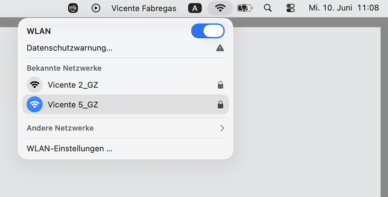 Um sicherzustellen, dass Ihr Mac ordnungsgemäß mit dem Internet verbunden ist, überprüfen Sie zunächst Ihre Netzwerkverbindung, indem Sie auf das WLAN-Symbol klicken. Dies hat in der Regel die Form eines Fächers oder Radarsymbols. Wenn das Symbol mit Schwarz oder Grau ausgefüllt ist, sind Sie mit einem Netzwerk verbunden. Wenn es leer ist oder durchgestrichen, sind Sie nicht verbunden.