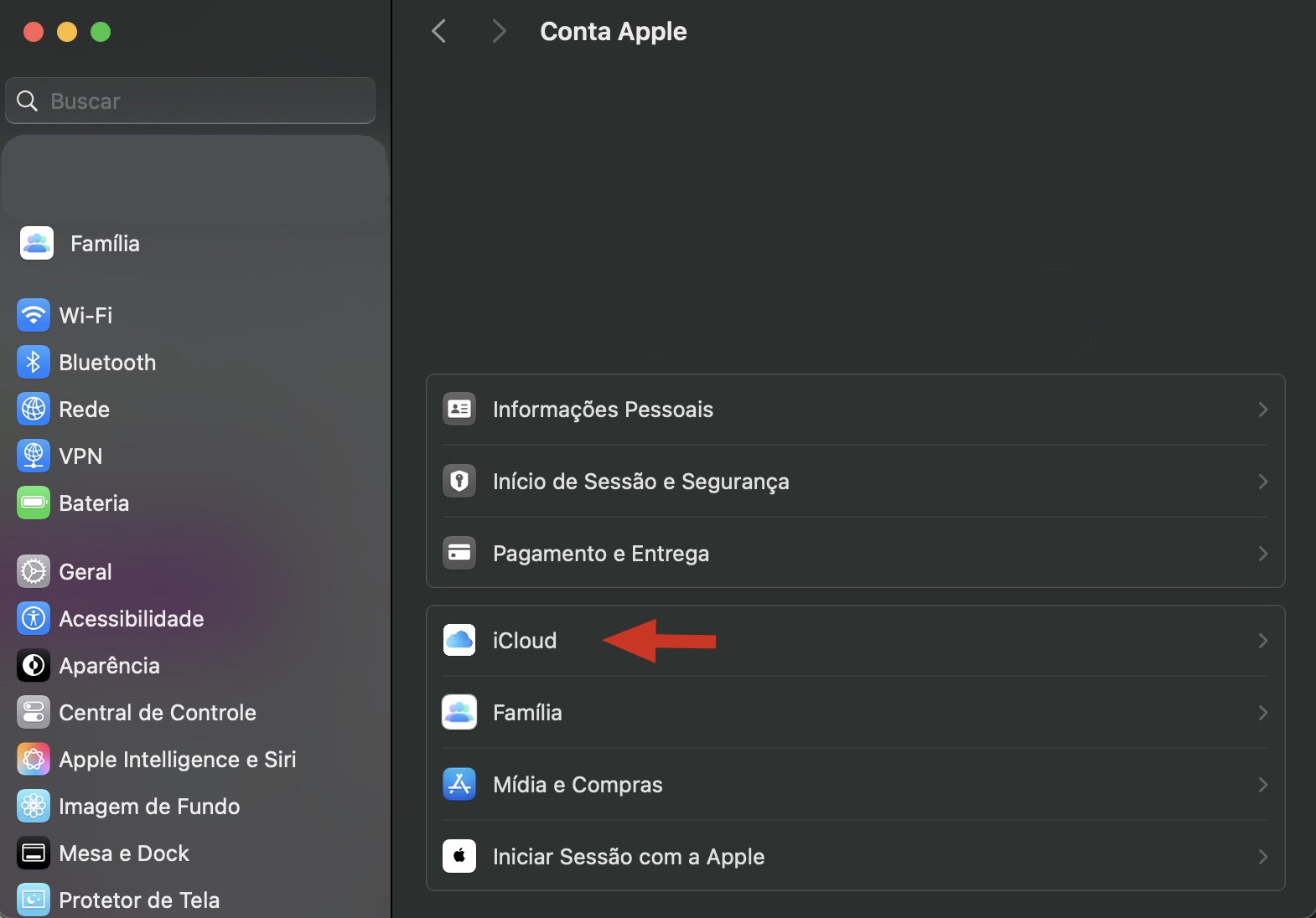 O menu Conta Apple nos Ajustes do Sistema do Mac. Você pode otimizar o armazenamento do Mac para liberar espaço diretamente pelo menu do iCloud.