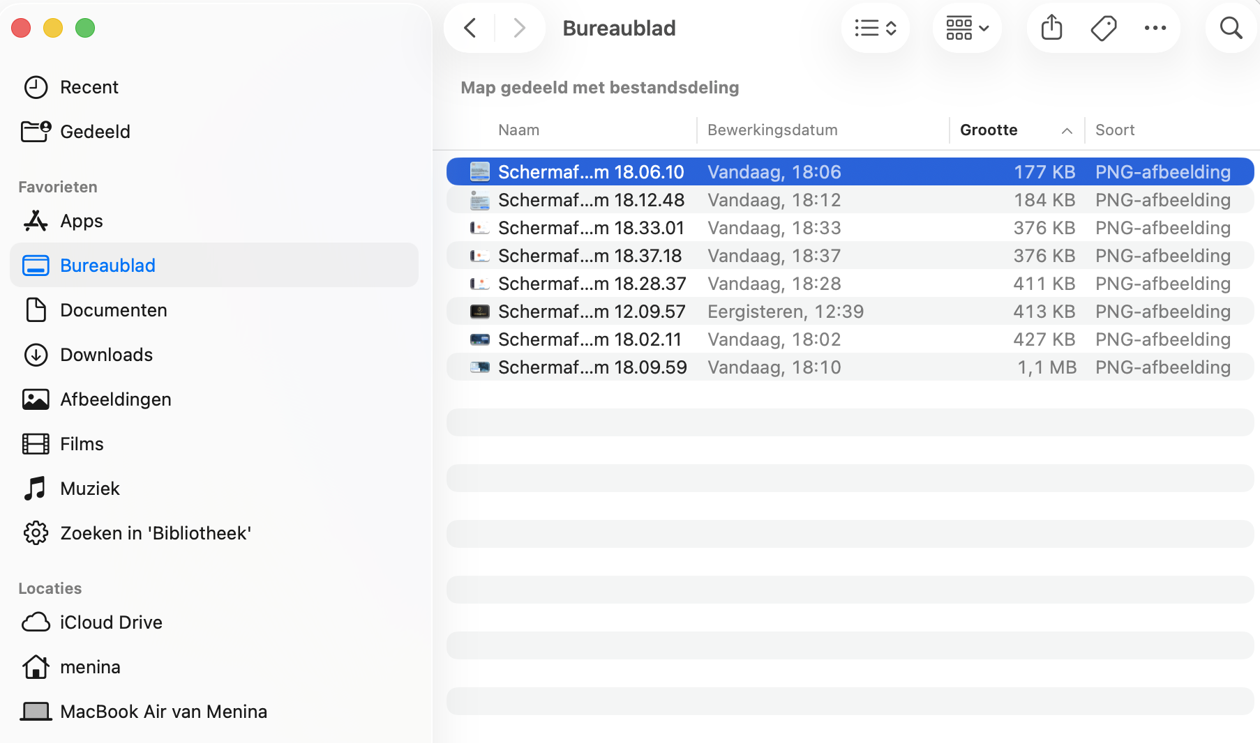 Om je bureaublad op te ruimen, open je de map Bureaublad en selecteer je de bestanden of symbolen die je niet meer nodig hebt om ze te verwijderen.