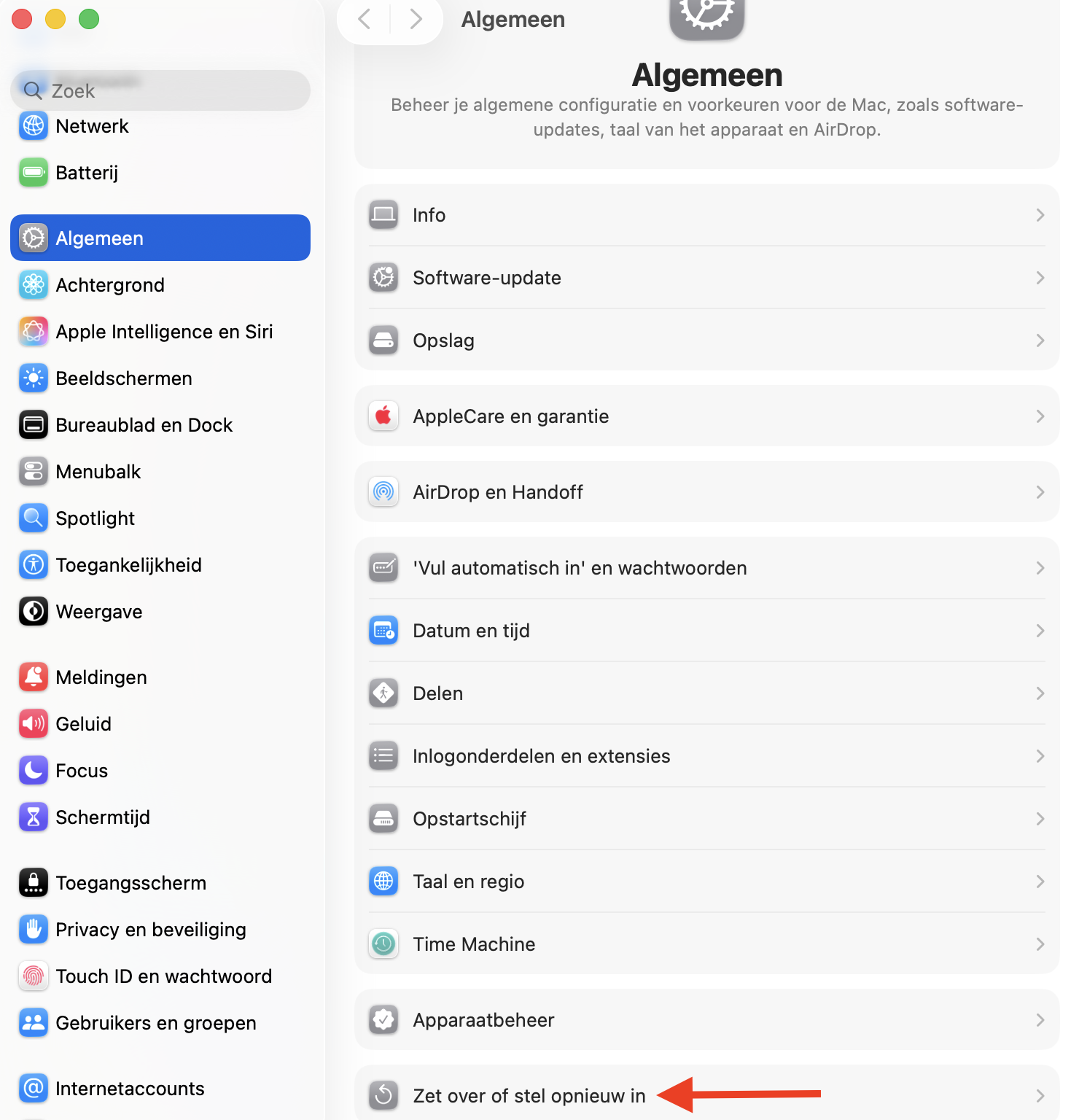Als niets anders heeft gewerkt, kun je overwegen om je macOS te wissen en opnieuw te installeren. Dit is een stap die je alleen als laatste redmiddel moet nemen. Kies je hiervoor, open dan ‘Systeeminstellingen’ > ‘Algemeen’ > ‘Zet over of stel opnieuw in’.
