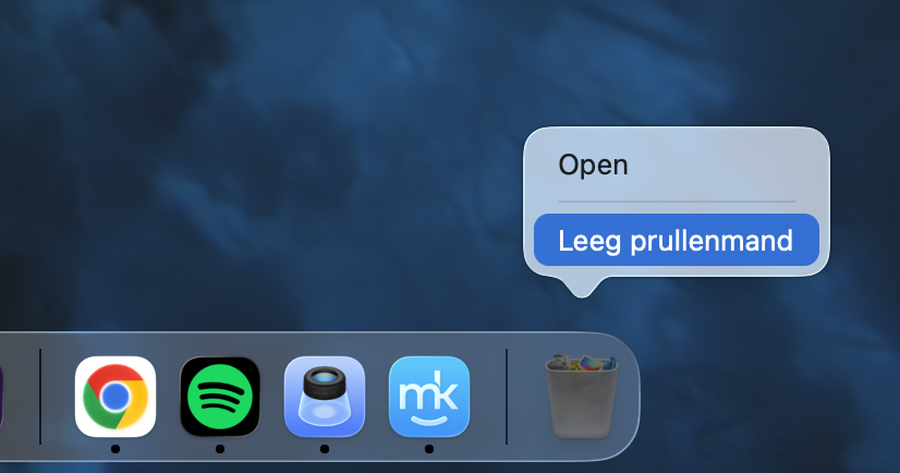 Het Prullenmand-symbool op het bureaublad van je Mac, waarop met de rechtermuisknop is geklikt om het contextmenu te tonen. Kies de optie Leeg prullenmand om het verwijderproces te voltooien.